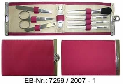 "Manikür- und Makeup-Set"; es handelt sich um Zusammenstellungen für die Hand- und Fußpflege aus Stahl (lt. Antragstellerangabe, charakterbestimmend), bestehend aus einer Nagelschere, einem Nagelknipser, einer Nagelfeile und einer Pinzette.
Die Erzeugnisse sind gemeinsam mit vier Kosmetikpinseln unterschiedlicher Größe und Pinselstärke in einem Etui i.W. aus Kunststoff mit Verschluss aus unedlem Metall für den Einzelverkauf aufgemacht.

Abbildung siehe Anlage.

Derartige Erzeugnisse gehören als "Zusammenstellungen, für die Hand- und Fußpflege (einschließlich Nagelfeilen)" zur Codenummer 8214 2000 00 0 des Elektronischen Zolltarifs.