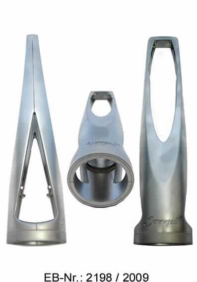 "Sekt-Öffner/Cork Catcher"; es handelt sich um mit freiem Arm zu handhabende Erzeugnisse aus Aluminium zum Öffnen von Schaumwein-, Sekt- oder Champagnerflaschen, bestehend aus einem etwa 22,5 cm langen, konischen Gehäuse, das an einem Ende zu einer kreisrunden Glocke und am anderen, verschlossenen Ende rechteckig aufgeformt ist. Im Inneren ist das Gehäuse mit insgesamt vier Führungsrippen ausgestattet.
Die Erzeugnisse dienen zum Entfernen von Kronkorken aus dem Flaschenhals. Hierzu wird die Glocke auf den Flaschenhals aufgesetzt und leicht gedreht, bis der Korken gelöst ist. Der unter Druck austretende Verschluss wird vom verschlossenen Ende des Gehäuses aufgefangen.
Die Erzeugnisse sind in einer bunt bedruckten, zylindrischen Box aus Pappe, mit Deckel und Boden, aus Kunststoff und Tragegriff aus Spinnstoffen verpackt.

Abbildung siehe Anlage.

Derartige Erzeugnisse gehören als "Handwerkzeuge (Haushaltswerkzeuge) aus unedlen Metallen" zur Unterposition 8205 5100 der Kombinierten Nomenklatur.