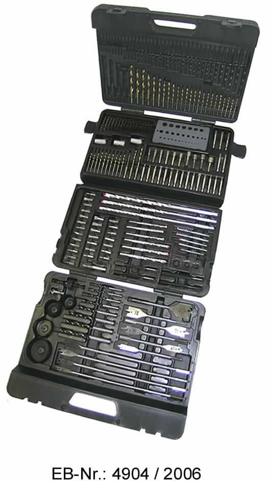 "Bit & Drill Box"; es handelt sich um 204-teilige Zusammenstellungen, bestehend aus 93 Spiralbohrern (charakterbestimmend) mit arbeitendem Teil aus Schnellarbeitsstahl für die Metallbearbeitung, 14 Steinbohrern, 8 Holzspiralbohrern, 10 sog. Flachfräsbohrern, 47 verschiedenartigen Schraubendrehereinsätzen (Bits), einem Bithalter, 3 Vorbohrern mit Bitaufnahme, einem sog. Senker, 4 Lochsägenaufsätzen, einem Lochsägenadapter sowie 4 Körnern, jeweils aus Stahl. 
Die Erzeugnisse sind gemeinsam mit einer Bohrerlehre, einem Innensechskantschlüssel, 10 Steckschlüsseleinsätzen und 3 Bohrtiefanschlägen, aus Stahl sowie 3 Schraubhilfen für Bits i. W. aus Kunststoff in einem speziell zur Aufnahme der Waren hergerichteten Kunststoffkoffer für den Einzelverkauf aufgemacht.

Abbildung siehe Anlage.

Derartige Erzeugnisse gehören als "auswechselbare Werkzeuge (Bohrwerkzeuge) zur Verwendung in Werkzeugmaschinen für die Metallbearbeitung, mit arbeitendem Teil aus Schnellarbeitsstahl" in die Codenummer 8207 5060 00 0 des Elektronischen Zolltarifs.