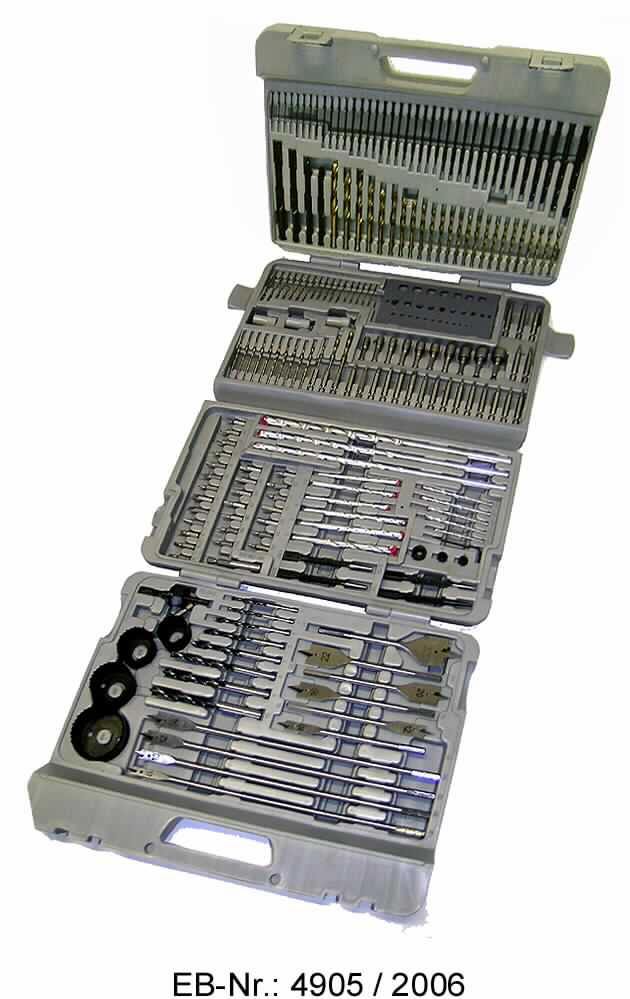 "Bit & Drill Box"; es handelt sich um 204-teilige Zusammenstellungen, bestehend aus 93 Spiralbohrern (charakterbestimmend) mit arbeitendem Teil aus Schnellarbeitsstahl für die Metallbearbeitung, 14 Steinbohrern, 8 Holzspiralbohrern, 10 sog. Flachfräsbohrern, 47 verschiedenartigen Schraubendrehereinsätzen (Bits), einem Bithalter, 3 Vorbohrern mit Bitaufnahme, einem sog. Senker, 4 Lochsägenaufsätzen, einem Lochsägenadapter sowie 4 Körnern, jeweils aus Stahl. 
Die Erzeugnisse sind gemeinsam mit einer Bohrerlehre, einem Innensechskantschlüssel, 10 Steckschlüsseleinsätzen und 3 Bohrtiefanschlägen, aus Stahl sowie 3 Schraubhilfen für Bits i. W. aus Kunststoff in einem speziell zur Aufnahme der Waren hergerichteten Kunststoffkoffer für den Einzelverkauf aufgemacht.

Abbildung siehe Anlage.

Derartige Erzeugnisse gehören als "auswechselbare Werkzeuge (Bohrwerkzeuge) zur Verwendung in Werkzeugmaschinen für die Metallbearbeitung, mit arbeitendem Teil aus Schnellarbeitsstahl" in die Codenummer 8207 5060 00 0 des Elektronischen Zolltarifs.