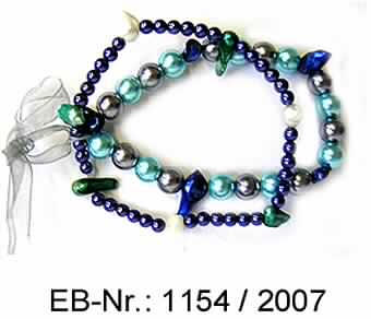 "Armbänder"; es handelt sich um zwei geschlossene, mit einem Spinnstoffband zusammengebundene Armbänder aus unregelmäßig geformten Zuchtperlen und runden Glasperlen, die auf einen elastischen Faden aufgezogen sind. 

Abbildung siehe Anlage.

Derartige Erzeugnisse gehören als "Waren aus Zuchtperlen" zur Codenummer 7116 1000 00 des Integrierten Zolltarifs der EG (TARIC).