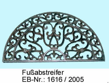 "Fußabstreifer"; es handelt sich um aus nicht emailliertem Gusseisen (lt. Antragstellerangabe) gefertigte Erzeugnisse in halbrunder Form. Die Fußabtreter haben einen Durchmesser von 60 cm, einen Radius von 30 cm und eine Höhe von insgesamt 1,7 cm. Innerhalb des Halbrunds sind die Abtreter mit Verzierungen (i.W. Ornamente) versehen. Auf der Unterseite der Erzeugnisse sind Gummistopfen mit Schrauben als Standfüße montiert.

Abbidlung siehe Anlage.

Derartige Erzeugnisse gehören als "andere Hauswirtschaftsartikel aus Gusseisen, nicht emalliert" zur Codenummer 7323 9100 00 0 des Elektronischen Zolltarifs.