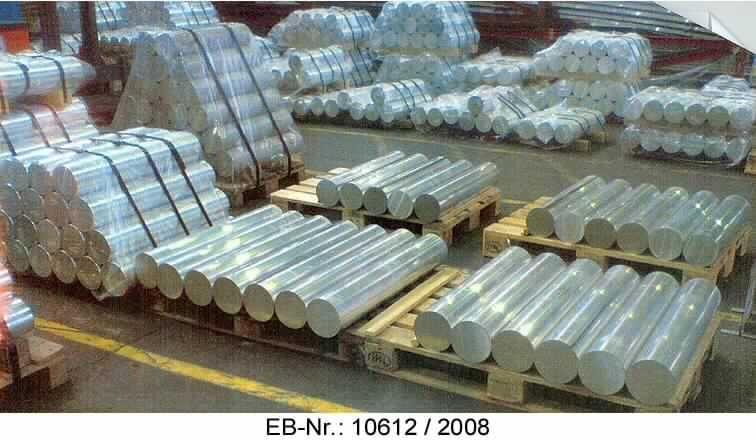 Aluminium Stangen

Bei der als "Pressbarren" bezeichneten Ware handelt es sich um massive, metallische Erzeugnisse mit kreisförmigem Querschnitt in Form von Stangen. Nach den Angaben bestehen sie aus verschiedenen Aluminium-Legierungen mit einem gewichtsmäßig vorherrschendem Aluminiumgehalt. Beispielhaft werden Legierungen mit den Bezeichnungen  2024 (AlCuMg-Legierung),  2099 (AlCuLi-Legierung),  7055 (AlCuMgZn-Legierung) und  7075 (AlCuMgZn-Legierung) angegeben. Die Stangen werden aus Ingots auf definierte Längen gesägt und auf definierte Durchmesser, z.B. 159 mm, 162 mm, 265 mm und 404 mm abgedreht. Die Bearbeitung geht über ein grobes Abgraten oder Entzundern hinaus. 

Danach handelt es sich zolltariflich um Stangen (Stäbe) aus Aluminiumlegierungen. Eine Rohform (Rohblöcke, Ingots) in Form von Stangen liegt nicht vor.
