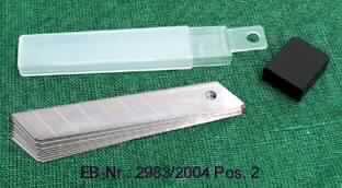 Das sind diagonal geformte, einseitig geschliffene Klingen (Abmessungen 18 mm x 98 mm), aus Stahl, die mit sieben Sollbruchstellen und einem Befestigungsloch versehen sind. Die Erzeugnisse sind zur Verwendung in sog. Abbrechmessern bestimmt. Jeweils 10 Klingen sind in einer Kunststoffdose mit abziehbarem Deckel verpackt.
Die Erzeugnisse sind gemeinsam mit einem Abbrechmesser, einem Universalmesser + Ersatzklingen, einem Reinigungsschaber + Ersatzklingen und einem
Universalspachtel (alle nicht Gegenstand dieser vZTA) auf einer bedruckten Pappunterlage für den Einzelverkauf aufgeblistert.

Abbildung siehe Anlage.

Derartige Erzeugnisse gehören als "Klingen für Messer, mit schneidender, nicht feststehender Klinge" zur Codenummer 8211 9400 00 0 des Elektronischen Zolltarifs.