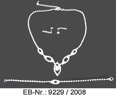 Es handelt sich um Zusammenstellungen, bestehend aus einer etwa 44,5 cm langen Halskette, einem etwa 19,5 cm langen Armband und einem Paar Ohrstecker, je aus versilbertem unedlem Metall und eingefassten, synthetischen Schmucksteinen (Zirkonia).
Die Halskette und das Armband sind an einem Ende mit einer Öse und am anderen Ende mit einem Verschluss ausgestattet. Die Halskette ist zusätzlich mit einer etwa 7 cm langen, als Verlängerungselement dienenden Gliederkette versehen.
Die mit einem Schmetterlingsverschluss versehenen Ohrringe bestehen aus einem Stift, der an einem Ende mit einem eingefassten Zirkoniastein versehen ist und einem Hängeelement aus vier untereinander angeordneten Zirkoniasteinen.
Die Erzeugnisse sind in einem Pappkarton mit einem Deckel aus klarsichtigem Kunststoff und einer herausnehmbaren, einseitig mit einem samtartigen Überzug versehenen Schaumstoffeinlage verpackt.
- Materialangabe lt. Antragsteller-

Abbildung siehe Anlage.

Derartige Erzeugnisse gehören als "andere Waren aus Edelsteinen oder Schmucksteinen (synthetischen)" zur Codenummer 7116 2090 00 des Integrierten Zolltarifs der EG (TARIC).