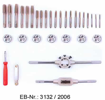 "Gewindeschneide-Set"; es handelt sich um auswechselbare Werkzeuge aus Stahl, zum Schneiden von Gewinden in Metalle, für die Handfertigung, bestehend aus 21 Gewindebohrern zum Herstellen von Innengewinden, 7 Schneideisen zum Herstellen von Außengewinden, 1 Windeisen, 1 Schneideisen, 1 Schlitzschraubendreher sowie einer Gewindelehre.
Die Erzeugnisse sind in einer aufklappbaren Aufbewahrungskassette aus unedlem Metall für den Einzelverkauf aufgemacht.
- Antragstellerangaben -

Abbildung siehe Anlage.

Derartige Erzeugnisse gehören als "andere auswechselbare Werkzeuge zur Verwendung in mechanischen oder nicht mechanischen Handwerkzeugen, zum Herstellen von Innengewinden, für die Metallbearbeitung, mit arbeitendem Teil aus Stahl" zur Codenummer 8207 4010 00 des Integrierten Zolltarifs der EG (TARIC).