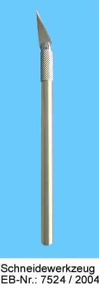 "Schneidewerkzeug Knife"; das sind mit freiem Arm zu handhabende Erzeugnisse, i.W. bestehend aus einem etwa kugelschreiberförmigem, zylindrischen Griff (Länge: ca. 12 cm) aus unedlem Metall, mit einer mit Rutschhemmung versehenen Klemmverschraubung und einer spitzen einseitig geschliffenen, auswechselbaren Klinge (Schneidfläche: ca. 2,5 cm, Gesamtlänge: ca. 2,5 cm).
Die Erzeugnisse dienen zum präzisen Schneiden von verschiedenen Materialien wie z. B. Papier, Pappe und Kunststofffolie. Sie sind in einer Blisterpackung verpackt.

Abbildung siehe Anlage.

Derartige Erzeugnisse gehören als "andere Schneidwaren" zur Codenummer 8214 9000 00 0 des Elektronischen Zolltarifs.
