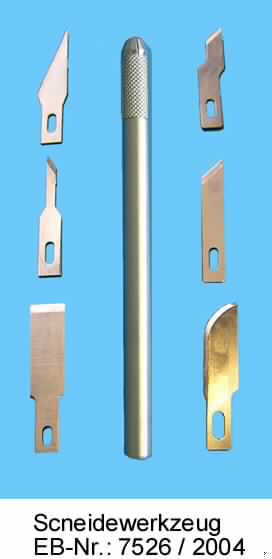 "Schneidewerkzeug Kit 7-1"; das sind zerlegte, mit freiem Arm zu handhabende Erzeugnisse, i. W. bestehend aus einem etwa kugelschreiberförmigem, zylindrischen Griff (Länge: ca. 12 cm) aus unedlem Metall, mit einer mit Rutschhemmung versehenen Klemmverschraubung zur Aufnahme einer auswechselbaren Klinge und insgesamt sechs unterschiedlich geformten Klingen mit Lochung.
Die Erzeugnisse werden zum präzisen Schneiden verschiedener Materialien wie z. B. Papier, Pappe oder Kunststofffolie verwendet und sind in einer Blisterpackung für den Einzelverkauf verpackt.

Abbildung siehe Anlage.

Derartige Erzeugnisse gehören als "andere Schneidwaren und Teile davon aus unedlen Metallen" zur Codenummer 8214 9000 00 0 des Elektronischen Zolltarifs.