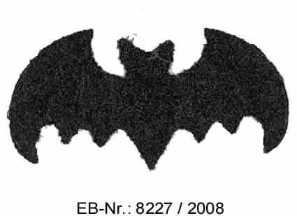 Bei der als "Deko-Fledermaus mit Aufhänger" bezeichneten Ware handelt es sich um einen Zuschnitt aus Pappe in Form einer stilisierten Fledermaus mit ausgebreiteten Flügeln, der mit einem schwarzen Wirkchenillegarn aus Chemiefasern umwickelt und beklebt ist (Breite max. etwa 20,5 cm, Länge max. etwa 10,5 cm). Das Erzeugnis ist mit einer Spinnstoffschnur als Aufhängevorrichtung versehen.

Abbildung siehe Anlage

Derartige, aus verschiedenen Stoffen zusammengesetzte Waren gehören als "andere Waren aus Pappe" zur Codenumer 4823 9085 90 des Integrierten Tarifs der Europäischen Gemeinschaft (TARIC), da ihr wesentlicher Charakter hinsichtlich der Bedeutung für die Verwendung durch den formgebenden Korpus aus Pappe bestimmt wird.