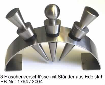 "Drei Flaschenverschlüsse aus Edelstahl mit Ständer aus Edelstahl"; das sind zusammengesetzte Erzeugnisse, bestehend aus drei kegelförmigen Stopfen (charakterbestimmend) mit kegel- bzw. kugelförmigem Kopf zum Verschließen von Flaschen, aus Stahl (lt. Antragstellerangabe), mit einem mittels Gewindestift aus Stahl eingeschraubtem Mittelteil aus Gummi und einem, zu einer halben Ellipse gebogenen Ständer aus Stahlblechband, mit drei Lochungen zur Aufnahme der Stopfen.

Abbildung siehe Anlage.

Derartige Erzeugnisse gehören als "Stopfen aus unedlen Metallen" zur 
Codenummer 8309 9090 00 0 des Elektronischen Zolltarifs.