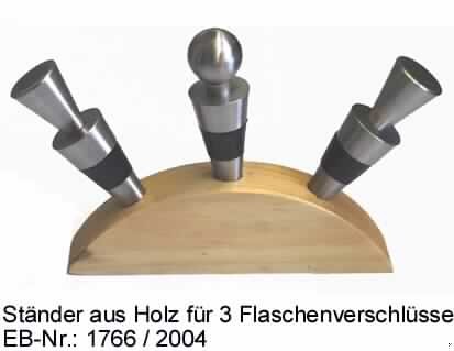 "Drei Flaschenverschlüsse aus Edelstahl mit Ständer aus Holz"; das sind zusammengesetzte Erzeugnisse, bestehend aus drei kegelförmigen Stopfen (charakterbestimmend) mit kegel- bzw. kugelförmigem Kopf zum Verschließen von Flaschen, aus Stahl (lt. Antragstellerangabe), mit einem mittels Gewindestift aus Stahl eingeschraubtem Mittelteil aus Gummi und einem halbellipsenförmigen Ständer aus massiven Holz, mit drei kegelförmigen Bohrungen zur Aufnahme der Stopfen.

Abbildung siehe Anlage.

Derartige Erzeugnisse gehören als "Stopfen aus unedlen Metallen" zur 
Codenummer 8309 9090 00 0 des Elektronischen Zolltarifs.