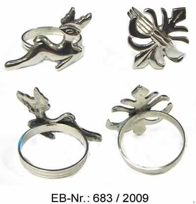 Es handelt sich um vernickelte Erzeugnisse aus einer Kupfer-Zink-Legierung mit gewichtsmäßig vorherrschendem Kupfergehalt (Messing), bestehend aus einer kreisrunden Ringschiene (Durchmesser etwa 3,9 cm) mit jeweils einem auf der Außenseite angebrachten stilisierten Rentier bzw. einer stilisierten Lilie.
Die Erzeugnisse dienen als Serviettenringe bei Tisch.
Sie sind zu jeweils zwei Stück in einem Pappkarton verpackt.
- Antragstellerangaben -

Abbildung siehe Anlage.

Derartige Erzeugnisse gehören als "andere Haushaltsartikel aus Kupfer" zur Codenummer 7418 1990 90 0 des Elektronischen Zolltarifs.