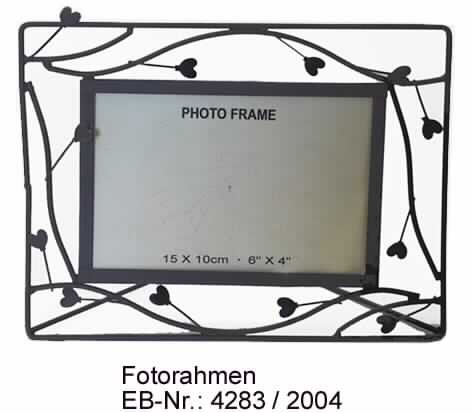 "Fotorahmen"; es handelt sich um Bilderrahmen aus Stahl (Gesamtgröße etwa 22 cm x 16,5 cm) mit filigranem Rand mit stilisierten Zweigen und Herzen, für Fotos oder Bilder mit dem Format 10 cm x 15 cm. In dem Rahmenausschnitt befindet sich jeweils ein Pappzuschnitt (als Rücken), ein Papierzuschnitt sowie eine Glasplatte zum Schutz des Fotos oder des Bildes (beides nicht Gegenstand dieser vZTA) .
Der untere Längsrand der Erzeugnisse ist mit einem winkligen Fuß aus Stahldraht versehen.

Abbildung siehe Anlage.

Derartige Erzeugnisse gehören als "Rahmen für Fotografien, Bilder oder dergleichen, aus unedlen Metallen" zur Codenummer 8306 3000 00 0 des Elektronischen Zolltarifs.