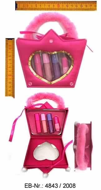 Schminktäschchen

Bei der Ware handelt es sich um eine Warenzusammenstellung von zubereiteten Schönheitsmitteln bestehend aus:

- 3 Fläschchen Lipgloss (verschiedene Farben)
- 1 Fläschchen Nagellack (rosa)

Die Schönheitsmittel sind zusammen in einem rosafarbenen Täschchen mit Klappdeckel verpackt. Das Täschchen hat die Form einer Krone (Abmessungen: ca. 16 x 13,5 x 4,8 cm) und besitzt auf der Vorderseite ein herzförmiges Sichtfenster.