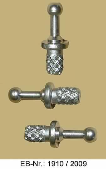 "Kugelbolzen"; es handelt sich um aus Stahl (lt. Antragstellerangabe) gefertigte, zylindrische, abgestufte Erzeugnisse, die an einem Ende über eine Länge von ca. 6,5 mm eine sog. perforierte Oberfläche aufweisen und am anderen Ende zu einer Kugel ausgearbeitet sind. Etwa mittig sind die Erzeugnisse mit einem runden, etwa 1,86 mm breiten Teller ausgestattet.
Die Erzeugnisse dienen als Verbindungselemente in Kraftfahrzeug-Rückleuchten.  
Gesamtlänge: etwa 2,4 cm.

Abbildung siehe Anlage.

Derartige Erzeugnisse gehören als "den Schrauben und Bolzen ähnliche Waren aus Stahl, ohne Gewinde" zur Codenummer 7318 2900 90 des Integrierten Zolltarifs der EG (TARIC).