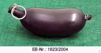 Es handelt sich um in etwa nierenförmige Erzeugnisse aus Kautschuk (Latex, lt. Antragsteller), die unter Druck mit blauer Farbe und einer Metallkugel (Durchmesser etwa 8,5 mm) befüllt worden sind. Die Enden sind mit Stahldraht verschlossen. Ein Ende ist zusätzlich mit einem Reißring aus Stahldraht versehen.
Die Erzeugnisse sind dazu bestimmt gegen Personen, gegen die Wand oder gegen andere Ziele geworfen zu werden. Beim Aufprall der Erzeugnisse verteilt sich die Farbe großflächig.
Sie sind in einem Kunststoffbeutel mit aufhängbaren Pappreiter verpackt.

Abbildung siehe Anlage.

Derartige Erzeugnisse gehören als "andere Granaten" zur Codenummer 9306 9090 00 des Integrierten Zolltarifs der EG (TARIC).