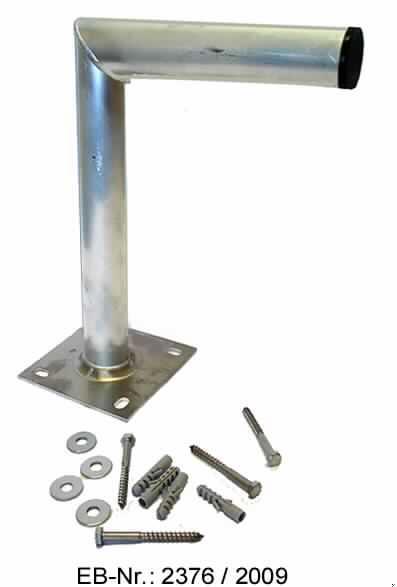 "WALL-MOUNT-BRACKET"; es handelt sich um aus zwei Rohrstücken (Länge etwa 25 cm bzw. 35 cm, äußerer Durchmesser jeweils etwa 5 cm) und einer 14 x 14 cm großen Platte gefertigte Erzeugnisse, je aus Aluminium (Antragstellerangabe). Die beiden Rohrstücke sind an einem Ende abgeschrägt und dort miteinander rechtwinklig verschweißt. Das längere der beiden Rohrstücke ist mit seinem anderen Ende an die Platte geschweißt. Das andere Ende des kürzeren Rohrs ist mit einer Kappe aus Kunststoff verschlossen. Die Platte weist vier Befestigungslanglöcher auf, um an einer Hauswand o.ä. montiert werden zu können. Die Erzeugnisse dienen zur Befestigung von Satellitenschüsseln u.ä.. Sie sind gemeinsam i.W. mit Befestigungsmaterial in Kunststofffolien und einem Pappkarton für den Einzelverkauf aufgemacht.

Abbildung siehe Anlage.

Derartige Erzeugnisse gehören als "den Stützen ähnliche Waren, aus unedlen Metallen" zur Unterposition 8302 5000 der Kombinierten Nomenklatur.