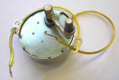 Wechselstromsynchronmotor (Abbildung siehe Anlage),
- mit eingebautem Getriebe in einem Gehäuse, einer Kraftübertragungsvorrichtung (Hebel),
  sowie zwei angeschlossenen Kabeln,
- mit einer Leistung von 4 Watt und einer Betriebsspannung von 220 - 240 VAC,
- zur Verwendung als Stellmotor in der Nachbildung eines Schneemanns mit Hut aus
  Flechtstoff.

"Synchronmotor mit einer Leistung von 18 W oder weniger, nicht für bestimmte Luftfahrzeuge
  - Wechselstromsynchronmotor"