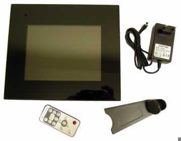 Digitaler Bilderrahmen
- aus einer 8 Zoll Farb-TFT-Flüssigkristallanzeige (Bildschirmdiagonale 20,32 cm, 
  Bildschirmformat 4:3), Hintergrundbeleuchtung, Signalelektronik und eingebauten 
  Lautsprechern in einem Gehäuse mit separat beigelegtem Standfuß (Abmessungen 
  237 x 207 x 45 mm), mit Speicherkartensteckplatz (SD/MMC/XD/MS/CF-Karten), 
  Bedienelementen, IR-Empfänger, USB-, Audio- und 12 V Eingangsgleichstromanschluss 
  sowie einer Infrarot-Fernbedienung und einem über Kabel anschließbarem Netzteil
  (Abbildung siehe Anlage)
- zur Anzeige von Bildern und Videos (kennzeichnende Haupttätigkeit) sowie zum 
  Aufzeichnen und Wiedergeben von Bild- Ton- und Videodaten (Formate: JPEG, GIF, 
  MPEG, MP3),
- zusammen mit Beipack (Bedienungsanleitung) in einer gemeinsamen Verkaufsverpackung.
Der Digitale Bilderrahmen bestimmt den Charakter des Ganzen.
  
"Monitor, ohne eingebautes Fernsehempfangsgerät, mit Flüssigkristallanzeige, nicht von der 
 ausschließlich oder hauptsächlich in einem automatischen Datenverarbeitungssystem der 
 Position 8471 verwendeten Art, für mehrfarbiges Bild, nicht zum Einbau in Waren der Kapitel 
 84 bis 90 und 94 geeignet, mit einer Bildschirmdiagonalen von nicht mehr als 55,9 cm und
 einem Bildschirmformat von 4:3 - Kombination aus Monitor (kennzeichnende Haupttätigkeit)
 und Bildaufzeichnungs- und -wiedergabegerät, noch nicht zusammengesetzt mit Standfuß, 
 in funktioneller Einheit mit Netzteil und IR-Fernbedienung, in Warenzusammenstellung mit 
 nicht charakterbestimmendem Beipack."