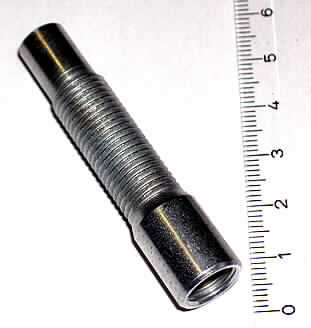 Sog. Schlauchhülse
 - nach technischer Zeichnung spezifisch gefertigt, zylinderförmig, Länge: ca. 5,8 cm, 
   Durchmesser: ca. 0,9 cm bzw. 1,2 cm, mit nicht durchgehendem, mittigem 
   Außengewinde, Innengewinde an einer Seite, aus verzinktem Stahl, aus Stange gedreht, 
   Zugfestigkeit geringer als 800 MPa, - Abbildung siehe Anlage -
 - zur Montage in allgemein verwendbare Bowden- bzw. Seilzüge als Klemm- oder 
   Schraubbefestigung für den maschinenseitigen Anschluss bestimmt.

"Teil, erkennbar ausschließlich für Apparate, in Kapitel 84 anderweit weder genannt noch 
inbegriffen, aus Stahl, kein Guss- oder Schmiedeteil, nicht für bestimmte Luftfahrzeuge - 
sog. Schlauchhülse"