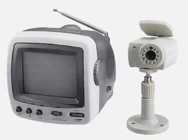 Drahtloses Videoüberwachungssystem,
- aus einer Schwarz-/Weiß-Fernsehkamera mit CCD-Bildwandler, Objektiv und Mikrofon, im
  gemeinsamen Gehäuse mit Funksendeeinheit und Antenne, - kennzeichnende Haupt-
  tätigkeit Fernsehkamera -, zusammengesetzt mit nicht charakterbestimmenden Infrarot-
  Leuchtdioden, einem Fernsehempfangsgerät für schwarzweißes Bild mit 5,5 Zoll Kathoden-
  strahlröhre und eingebautem Lautsprecher, im gemeinsamen Gehäuse mit Funkempfangs-
  gerät und Antenne, - kennzeichnende Haupttätigkeit Fernsehempfangsgerät - (Abbildung 
  siehe Anlage),
- zum Anzeigen von Bildern der Überwachungskamera  und zum Empfang von Fernseh-
  programmen in einem Videoüberwachungssystem,
- Fernsehkamera und Fernsehempfangsgerät befinden sich mit beigepackten Steckernetz-
  teilen, Wandhalterung mit Befestigungsmaterial für die Kamera und Bedienungsanleitung 
  in einem gemeinsamen Verkaufskarton.
Das Fernsehempfangsgerät bestimmt den Charakter des Ganzen.

"Fernsehempfangsgerät mit eingebautem Videobildschirm, für schwarzweißes Bild 
 (Warenzusammenstellung aus charakterbestimmender Kombination aus einem Fernseh-
 und Funkempfangsgerät - kennzeichnende Haupttätigkeit Fernsehempfang -, einer
 Funküberwachungskamera mit kennzeichnender Haupttätigkeit Fernsehkamera, 
 zusammengesetzt mit nicht charakterbestimmender Infrarot-Beleuchtung sowie nicht  
 charakterbestimmendem Beipack)�