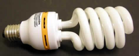 Energiesparlampe ("Vollspektrum Tageslichtglühlampe"),
- in Form einer Gühkathoden-Leuchtstofflampe mit einer spiralförmigen Leuchtstoffröhre, 
  verbunden mit einem E-27 Lampensockel mit darin integriertem elektronischen Vorschalt-
  gerät (Abbildung siehe Anlage),
- zum Betrieb mit Wechselstrom mit einer Spannung von 230 Volt, bei einer Nennleistung
  von 32 Watt,
- zur Verwendung als Leuchtmittel (Imitation von Tageslicht).

"Elektrische Entladungslampe, Glühkathoden-Leuchtstofflampe mit einem Lampensockel, 
 nicht für bestimmte Luftfahrzeuge; sog. Vollspektrum Tageslichtglühlampe"