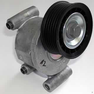 Tensioner (Riemenspanner)
- aus Riemenscheibe aus Kunststoff mit gerillter äußerer Lauffläche, kugelgelagert an 
  Gelenkarm aus Druckgussaluminium mit integrierter Torsions-Spannfeder (Abbildung 
  siehe Anlage),
- zum Spannen und Führen von Riemen eines Riementriebs von PKW-Verbrennungs- 
  motoren.

"Riemenscheibe (Spannrolle), nicht aus Eisen oder Stahl gegossen - sog. Tensioner"