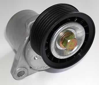 Tensioner (Riemenspanner)
- aus Riemenscheibe aus Kunststoff mit gerillter äußerer Lauffläche, kugelgelagert an 
  Gelenkarm aus Druckgussaluminium mit integrierter Torsions-Spannfeder (Abbildung 
  siehe Anlage),
- zum Spannen und Führen von Riemen eines Riementriebs von PKW-Verbrennungs- 
  motoren.

"Riemenscheibe (Spannrolle), nicht aus Eisen oder Stahl gegossen - sog. Tensioner"