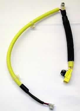 Isoliertes Kabel (Kabelsatz),
- aus zwei ca. 20,5 cm langen isolierten Kabeln in einer gemeinsamen Umhüllung mit zwei
  weiteren, ca. 58,5 cm langen isolierten Kabeln, die für sich noch einmal ummantelt sind,
- mit einem gemeinsamen vierpoligen Stecker an einem und je einem zweipoligen Stecker 
  an den beiden anderen Enden,
- zum Anschluss eines Airbagmoduls an das Bordnetz eines Kraftfahrzeugs.

"Isoliertes elektrisches Kabel mit Anschlussstücken, Kabelsatz von der für Beförderungsmittel
 verwendeten Art, nicht für bestimmte Luftfahrzeuge - Kabelsatz für Airbagmodul"