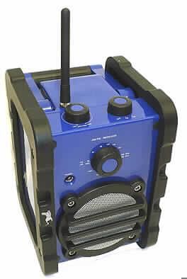 Radio
- aus einem AM/FM-Tuner, Tonfrequenzverstärker und Lautsprecher in einem 
  robusten Kunststoffgehäuse (Abmessungen: 245 x 170 x 205 mm) mit Batteriefach, 
  Bedienelementen, Buchsen für Kopfhörer und Netzanschluss sowie einer, noch 
  nicht angeschraubten Stabantenne (Abbildung s. Anlage),
- zum Rundfunkempfang im UKW/MW-Bereich.

"Rundfunkempfangsgerät das ohne externe Energiequelle betrieben werden kann, nicht von der in den Unterpositionen 8527 1210 bis 9827 1399 genannten Art - Rundfunkempfangsgerät mit Antenne, noch nicht zusammengesetzt"
