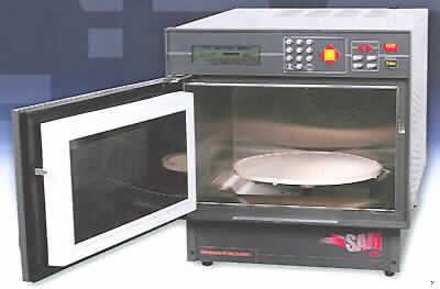Mikrowellen-Trockenschrank 
- aus einem Mikrowellenerzeuger (Magnetron), Temperaturkontrollsystem, Drehteller mit
  Antriebseinheit und Abluftsystem mit Abluftsgebläse, in einem Standgehäuse mit Bedien-
  und Anzeigeelementen (Abbildung siehe Anlage),
- zum Behandeln (Trocknen) von Laborproben (z. B. Polymerlösungen, Pharmazeutika,
  Milchpulver, Textilien usw.) durch Mikrowellenenergie.

"Anderer Industrie- und Laboratoriumsapparat zum Warmbehandeln von Stoffen mittels dielektrischer Erwärmung, keine Ware der Unterpositionen 8514 1010  bis 8514 3099 - Mikrowellen-Trockenschrank"