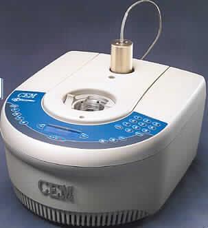 Sog. Manuelles Peptid System (Peptid-Synthesizer)
- aus einem Mikrowellengerät mit Mikrowellenerzeuger (Magnetron), Mikrowellenkammer mit
  Reaktionsbehältereinsatz, Sensorsystem zur Temperatur- und Druckkontrolle, magne-
  tischer Rührvorrichtung, Kühleinheit und Mikroprozessor-Steuerung, in einem Kompakt-
  gehäuse mit Anschlussvorrichtungen sowie Bedien- und Anzeigeelementen (Abbildung
  siehe Anlage),
- zur Vermischung von Reagenzien und Aktivierung von chemischen Reaktionen (Synthese)
  durch Mikrowelleneinwirkung (kennzeichnende Haupttätigkeit).

"Anderer Industrie- und Laboratoriumsapparat zum Warmbehandeln von Stoffen mittels dielektrischer Erwärmung, keine Ware der Unterpositionen 8514 1010  bis 8514 3099  - Gerätekombination aus Mikrowellen-Synthesizer (kennzeichnende Haupttätigkeit) und Rührgerät (sog. Manuelles Peptid System - Peptid-Synthesizer)"