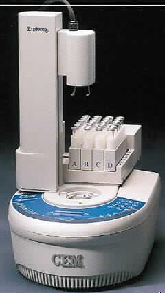 Sog. Automatisiertes Mikrowellen-Laborsystem (Peptid-Synthesizer)
- aus einem Mikrowellengerät mit Mikrowellenerzeuger (Magnetron), Mikrowellenkammer mit
  Reaktionsbehältereinsatz, Sensorsystem zur Temperatur- und Druckkontrolle, magne-
  tischer Rührvorrichtung, Kühleinheit und Mikroprozessor-Steuerung, in einem Kompakt-
  gehäuse mit Anschlussvorrichtungen sowie Bedien- und Anzeigeelementen und einem auf-
  gebauten Probengeber zum Zuführen von Reagenz-Behältnissen (Abbildung siehe Anlage),
- zur Vermischung von in Behältnissen zugeführten Reagenzien und Aktivierung von chemi-
  schen Reaktionen (Synthese) durch Mikrowelleneinwirkung (kennzeichnende Haupttätig-
  keit).

"Anderer Industrie- und Laboratoriumsapparat zum Warmbehandeln von Stoffen mittels dielektrischer Erwärmung, keine Ware der Unterpositionen 8514 1010 bis 8514 3099 - Gerätekombination aus Mikrowellen-Synthesizer (kennzeichnende Haupttätigkeit) und Rührgerät sowie Probengeber (sog. Automatisiertes Mikrowellen-Synthesesystem - Peptid-Synthesizer)"