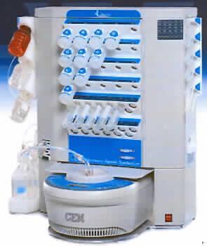 Sog. Automatisiertes Mikrowellen-Laborsystem (Peptid-Synthesizer)
- aus einem Mikrowellengerät mit Mikrowellenerzeuger (Magnetron), Mikrowellenkammer mit
  Reaktionsbehältereinsatz, Sensorsystem zur Temperatur- und Druckkontrolle, magne-
  tischer Rührvorrichtung, Kühleinheit und Mikroprozessor-Steuerung, in einem Kompakt-
  gehäuse mit Anschlussvorrichtungen sowie Bedien- und Anzeigeelementen und einer über
  Kabel angeschlossenen Dosiereinheit mit Ventilsystem zur Zuführung der Reagenzien
  (Abbildung siehe Anlage),
- zur Vermischung von Reagenzien und Aktivierung von chemischen Reaktionen (Synthese) 
  durch Mikrowelleneinwirkung (kennzeichnende Haupttätigkeit).

"Anderer Industrie- und Laboratoriumsapparat zum Warmbehandeln von Stoffen mittels dielektrischer Erwärmung, keine Ware der Unterpositionen 8514 1010 bis 8514 3099 - funktionelle Einheit aus Gerätekombination aus Mikrowellen-Synthesizer (kennzeichnende Haupttätigkeit) und Rührgerät sowie Dosiereinheit (sog. Automatisiertes Mikrowellen-Laborsystem)"