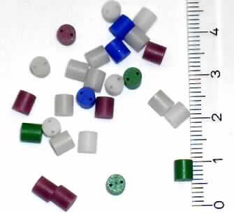 Isolierteile sog. "Glasperlen",
- in Form von zylindrischen, nach Maßzeichnung gefertigten, gesinterten Glaskörpern in 
  unterschiedlichen Farben (Durchmesser ca. 4,19 mm, Höhe ca. 4,57 mm), mit zwei 
  spezifisch geformten Bohrungen (Durchmesser 0,55 mm) zur Aufnahme und gegenseitigen 
  Isolierung von Elektroden einer sockellosen Glühlampe (Abbildung siehe Anlage),
- zur Verwendung als Isolierteil für elektrische Geräte.

"Isolierteile für elektrische Geräte, ganz aus Isolierstoffen (Glas)"