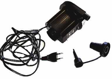 Elektroluftpumpe
- in Form einer einwelligen Pumpe mit Elektropumpe und Flügelrad, in einem 
  Kunststoffgehäuse mit Ein-/Ausschalter, Aufpump- und Absauganschluss sowie
  eínem angeschlossenen Anschlusskabel (Abbildung siehe Anlage)
- zum Aufpumpen großvolumiger Aufblasartikel (z. B. Luftbetten)
- zusammen mit zwei Adaptern und einer Bedienungsanleitung in einer gemeinsamen
  Verkaufsumschließung.
Der Charakter des Ganzen wird durch die Elektroluftpumpe bestimmt.

"Rotierender Verdängerkompressor, einwellig, nicht für zivile Luftfahrzeuge (Waren-
 zusammenstellung aus Elektroluftpumpe - charakterbestimmend -, zwei Adaptern
 und einer Bedienungsanleitung) - sog. Elektropumpe"