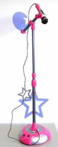 Elektrische Tonverstärkereinrichtung (Stand-Mikrofon)
- aus einem Tonfrequenzverstärker und einem Lautsprecher in einem Gehäuse (Durch-
  messer 26 cm, Höhe 7 cm) mit Batteriefach, Bedientaste, Status-Leuchtdiode, Laut-
  stärkeregler und Anschlussmöglichkeiten sowie fest angebrachtem Kabel mit Mikrofon
  und einer auf dem Gehäuse aufsteckbaren höhenverstellbaren Teleskopstange zum
  Befestigen des Mikrofons (Abbildung siehe Anlage),
- zum Verstärken der durch das Mikrofon oder anderen extern anschließbaren Quellen 
  (z.B. weiteres Mikrofon, Stereoanlage usw.) eingehenden Tonfrequenzsignale und zur 
  Umwandlung in Schallwellen.

"Elektrische Tonverstärkereinrichtung, nicht für zivile Luftfahrzeuge - Stand-Mikrofon"