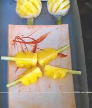 Ananas (ananas comosus), tiefgefroren 
- in Form von geschälten, bestielten und geviertelten Fruchtstücken, 
- ohne Zusatz von Zucker oder anderen Süßmitteln,
- aufgemacht in Schachteln mit einem Inhalt von 1000 g für den Einzelverkauf

(Abbildung siehe Anlage)

"Früchte, gefroren, ohne Zusatz von Zucker oder anderen Süßmitteln, keine tropischen 
 Früchte; Ananas in Stücken, gefroren"