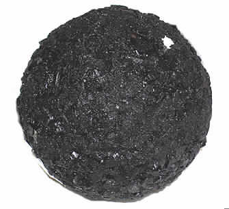 "Deko-Kugel",
- aus einem kugelförmigen Korpus aus Styropor, ohne eigene zierende Wirkung
  (Durchmesser ca. 10,5 cm),
- auf der Außenseite vollständig mit Stücken von Holzkohle aus Kokosnussschalen beklebt,
- zu Dekorationszwecken.
Der Charakter der zusammengesetzten Ware wird hinsichtlich in Bezug auf die Verwendung durch die Holzkohle bestimmt. 
Abbildung siehe Anlage

"Holzkohle aus Kokosnussschalen (zusammengesetzte Ware aus Holzkohle -charakterbestimmend- und Kunststoff); sog. Deko-Kugel"