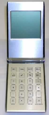 Batteriebetriebener Taschenrechner 
- aus Rechenmaschine mit Rechen- und Speicherwerk, 8-stelliger LCD-Anzeige, Bedienfeld 
  mit Ziffern- und Funktionstasten und Uhr mit Datums-, Kalender- und Weltzeitanzeige, 
  Countdown- und Alarmfunktion in einem aufklappbaren Aluminiumgehäuse (Abmessungen 
  aufgeklappt: ca. 52 x 160 x 6 mm), Abbildung siehe Anlage,
- zur Durchführung von Grundrechenarten und Prozentrechnungen, zur Zeit- und Datums- 
  anzeige, mit Alarmfunktion,
- zusammen mit Bedienungsanleitung in einer gemeinsamen Verkaufsverpackung.

"Elektronische Rechenmaschine, die ohne externe Energiequelle betrieben werden kann
 (Taschenrechner - charakterbestimmend -, zusammengesetzt mit Uhr mit Datums-, 
 Kalender- und Weltzeitanzeige und Alarmfunktion)"