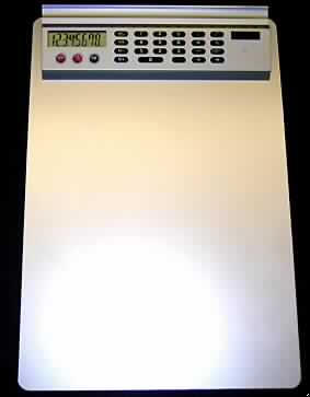 Klemmbrett mit Taschenrechner 
- aus Rechenmaschine mit Rechen- und Speicherwerk, 8-stelliger LCD-Anzeige, Bedienfeld 
  mit Ziffern- und Funktionstasten und Solarzellen in einem Aluminiumgehäuse 
  (Abmessungen: 207 x 45 x 6 mm) mit Lineal mit Masseinteilung von 0 bis 200 mm, 
  Klemmbrett aus Aluminium (Abmessungen: 230 x 335 x 1 mm) mit Aufhängevorrrichtung 
  und Stiftablage, Abbildung siehe Anlage,
- zur Durchführung von Grundrechenarten sowie Prozent- und Wurzelberechnungen, zur 
  Längenmessung, zur Befestigung von Papier im DIN A 4 - Format und zur Ablage eines 
  Stiftes.
Der Taschenrechner bestimmt den Charakter des Ganzen.

"Elektronische Rechenmaschine, die ohne externe Energiequelle betrieben werden kann,  
 zusammengesetzt mit nicht charakterbestimmendem Klemmbrett, Stiftablage und Lineal"