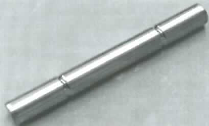 Welle 
- aus zylindrischem Stahl-Formstück mit zwei parallelen, im Abstand befindlichen 
  Führungsrillen für die Kugel-Umläufe am Wellen-Umfang und den Abmessungen: 
  Länge 112 mm, Außendurchmesser 12 mm (Abbildung siehe Anlage),
- für die Rotationsbewegung der Rotorspindel, im Wälzlager für die Stütz-Lagerung 
  als Innenring wirkend, 
- zum Einbau in die sog. Rotorspindel von Rotorspinnmaschinen.

�Welle, keine Kurbel-, keine Gelenkwelle, nicht für zivile Luftfahrzeuge, nicht in einem 
 Stück geschmiedet�