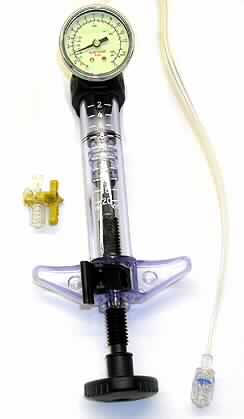 Flüssigkeitspumpe
- aus einem Pumpenzylinder aus Kunststoff mit geeichter Messscala, Kolbenstange mit 
  Handgriff, Sperrhebel, angeschlossenem Verbindungsschlauch und fest installierter 
  Druckanzeige (Manometer) - Abbildung siehe Anlage
- zur Durchführung von Ballondilatationsverfahren zum Aufblasen des Ballons mit flüssigen
  Aufblasmedien in Gallenwegen, Überwachung des Drucks im Ballon und zum Ablassen 
  des Ballons
- zusammen mit einem 3-Wege-Absperrhahn sowie einer Bedienungsanleitung in einer
  gemeinsamen Verkaufsumschließung.
Der Charakter des Ganzen wird durch die Flüssigkeitspumpe bestimmt.

"Flüssigkeitspumpe mit Messvorrichtung, nicht für zivile Luftfahrzeuge (Warenzusammen- 
 stellung aus Flüssigkeitspumpe mit Druckanzeige - charakterbestimmend -, Absperrhahn 
 und Bedienungsanleitung)"