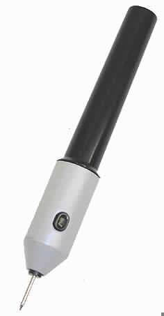 Gravierstift
- in Form eines handgeführten, batteriebetriebenen Geräts mit eingebautem Elektromotor,
  als Handgriff ausgebildetem, aufschraubbarem Batteriefach aus Kunststoff mit
  Betätigungsknopf und Gravierspitze (arbeitender Teil) aus Hartmetall (Abbildung siehe
  Anlage),
- zum Gravieren oder Beschriften von Oberflächen aus verschiedenen Materialien wie Glas,
  Plastik, Porzellan, Metall, Holz usw.

"Werkzeug mit eingebautem Elektromotor, von Hand zu führen, zum Betrieb ohne externe Energiequelle, keine Ware der Unterpositionen 8467 2110 000 bis 8467 2910 000 - batteriebetriebener Gravierstift"