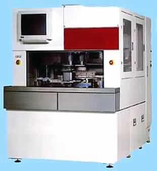 Wafer-Schleifmaschine (Wafer Grinding Machine)
- mit zwei Schleifspindeln zur Grob- und Feinbearbeitung, Wafer-Roboter mit Lade- und
  Entladearm, Vakuum-Spannvorrichtungen mit Vakuumpumpe, Kassetten-Port, Wafer-
  Trockeneinheit, Waferstärke-Messeinheit, Bedien- und Anzeigeelementen in einem 
  Standgehäuse (Abbildung siehe Anlage),
- zur Durchführung von Schleifvorgängen an Halbleiterscheiben (wafers) aus verschiedenen
  Materialien,
- geliefert mit benötigtem Montage- und Instandhaltungswerkzeug.

"Maschine zum Herstellen von Halbleiterscheiben - kombinierte Maschine aus Schleifmaschine (kennzeichnende Haupttätigkeit) zum Bearbeiten von Halbleiterscheiben und Messgerät, geliefert mit Montage- und Instandhaltungswerkzeug"