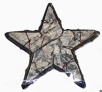 "Streuteil/Stern",
- fünfzackiger Stern in dreidimensionaler Form (Durchmesser ca. 7,5 cm, Dicke ca. 0,6 cm),
  aus zwei zusammengeklebten Lagen von Birkenrinde/-borke (holziger Stoff), am Rand 
  umlaufend mit einem biegsamen Pflanzenzweig beklebt und zusätzlich mit einem 
  Spinnstoffgarn zusammengenäht,
- zu ganzjährigen Dekorations- und Zierzwecken.
 (Abbildung siehe Anlage)
Der Charakter des Sterns wird durch die Birkenrinde bestimmt.

"Ziergegenstand aus Holz, nicht aus tropischem Holz im Sinne der Zusätzlichen Anmerkung 
2 zu Kapitel 44 (zusammengesetzte Ware aus Holz -charakterbestimmend-, Flechtstoff und 
Spinnstoff); sog. Streuteil/Stern"