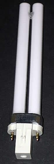 Ultraviolettlampe (sog. UV-Röhre),
- kompakte Leuchtstofflampe (Entladungslampe) mit einer H-förmigen Röhre und einem 
  Kunststoffsockel (Sockel G23) mit integriertem Starter, 
- mit einer Leistung von 11 Watt und Spannung von 220 - 240 V,
- zum Erzeugen von Ultraviolettstrahlung,
- zur Verwendung als "Aushärtungslampe" bestimmt.
 Abbildung siehe Anlage.

"Elektrische Entladungslampe - Ultraviolettlampe"