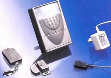 Funkalarmzentrale mit Dialer  (Raumüberwachungsanlage mit integriertem Telefonwahlgerät),
- aus einer Alarmauslösevorrichtung (Bewegungsmelder mit PIR-Sensor), einer akustischen 
  Alarmvorrichtung (Sirene, Lautstärke ca. 100 dB), einem Mikrofon und einem Telefonnot-
  wahlgerät in einem gemeinsamen Gehäuse aus Kunststoff, mit Batteriefach für eine 9 V 
  Batterie, Anzeige- und Bedienelementen, RJ-11 Buchse und weiteren elektrischen 
  Anschlüssen sowie einer separaten Funkfernbedienung, einer weiteren Alarmauslösevor-
  richtung in Form eines separaten Tür-/Fensterwächters (Reed-Sensor, Reedschalter) mit 
  Anschlusskabel und einem externen Netzteil,
- mit Wandhalterung, Schrauben, Dübeln, einem Klebepad, einem Telefonanschlusskabel 
  und einer Bedienungsanleitung in einer gemeinsamen Verkaufsverpackung,
- zum Geben eines akustischen Alarmes (Sirene) nach Detektion durch die Alarmauslösevor-
  richtungen (kennzeichnende Haupttätigkeit), zum Anwählen vorher eingespeicherter Telefon-
  nummern und der Möglichkeit des Hineinhörens (Mikrofon) in den Raum,
- zur Verwendung als Einbruchmeldessystem/Raumüberwachungsanlage in Wohnräumen.
Der Charakter des Ganzen wir durch das Einbruchsalarmgerät bestimmt.

"Elektrisches Hörsignalgerät, Einbruchsalarmgerät von der für Gebäude verwendeten Art - 
 Warenzusammenstellung aus charakbestimmendem und die kennzeichnende Haupttätigkeit 
 ausübenden Einbruchsalarmgerät (funktionelle Einheit aus Alarmvorrichtung, Alarmaus- 
 lösevorrichtungen, Funkfernbedienung und Netzteil in Kombination mit Telefonwahlgerät und
 Mikrofon) mit Montagematerial, Kabel und Bedienungsanleitung"