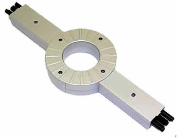 Verbinder für Deckenleuchten (TopDesk I-Connector),
- aus einem geschlossenen, ringförmigen Kunststoffgehäuse mit zwei Seitenarmen (Gesamt-
  länge ca. 30 cm) und je einer elektrischen Kontaktvorrichtung an den Armenden, welche 
  durch elektrische Leitungen im Gehäuseinneren miteinander verbunden sind,
- für eine Spannung von 230 Volt,
- zur elektrischen Verbindung von zwei Deckenleuchten.

"Anderes Gerät zum Verbinden von elektrischen Stromkreisen, für eine Spannung von 
 weniger als 1000 V - Verbinder für Deckenleuchten."