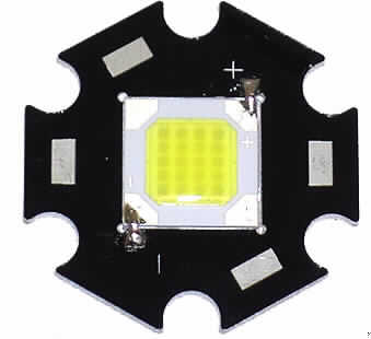 Lichtquellen-Bauteil (Ultra High Power LED),
- aus mehreren, miteinander verschalteten (gebondet), weiß leuchtenden Leuchtdiodenchips,
  auf einem gemeinsamen, quadratischen Träger (Länge ca. 14 mm), mittig auf einer Wärme-
  senke (Aluminiumboard) aufgebracht, mit vier Kontaktflächen,
- zur Verwendung als Lichtquelle nach Verkleben und Verlöten in verschiedenen Geräten 
  z.B. zur Innen-, Außen- oder Hintergrundbeleuchtung.

"Elektrisches Teil von Maschinen, Apparaten und Geräten, in Kapitel 85 anderweit weder
 genannt noch inbegriffen - Lichtquellen-Bauteil (Ultra High Power LED)"